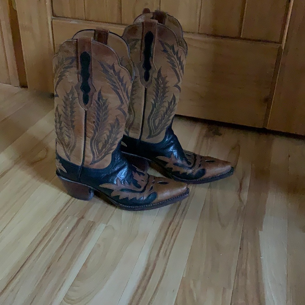 Ladies western boots hand made love the design.